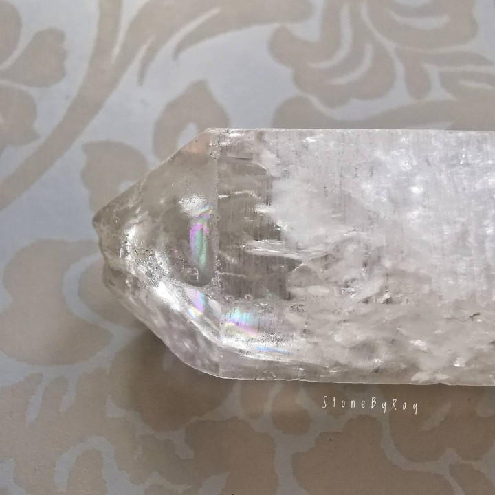 オーラ水晶：天然のヒーリングクリスタルとエネルギー