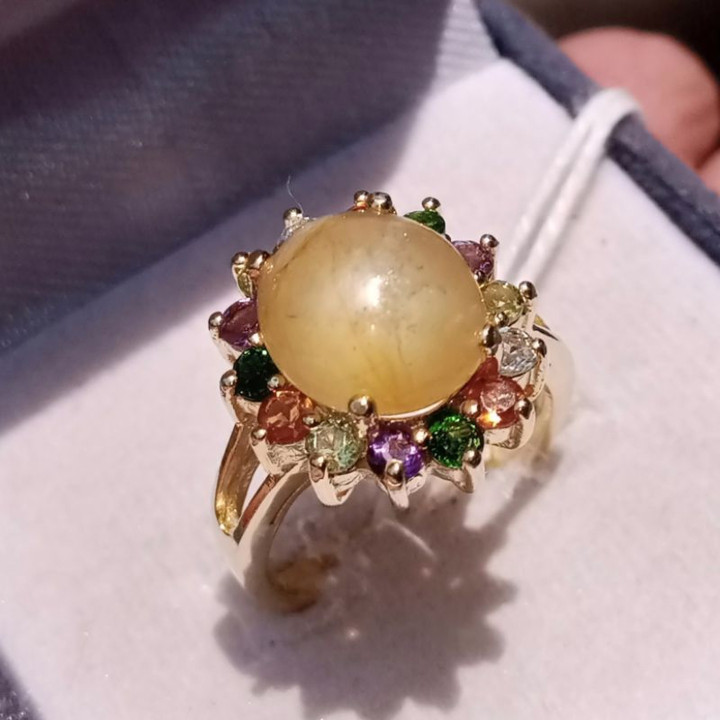 サファイアと宝石があしらわれたスターリングシルバーリング - サイズ53