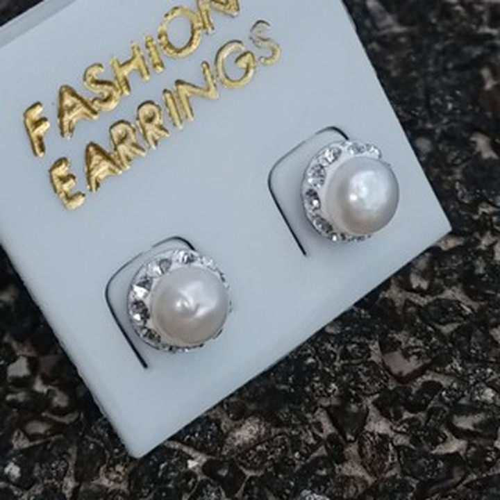 スターリングシルバー製の輝く本物の真珠のイヤリング