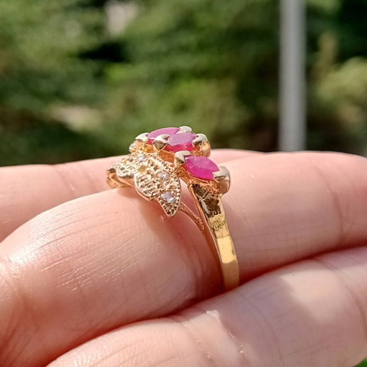 アンティークのビルマ産ルビーとダイヤモンドのリング（スターリングシルバー製）