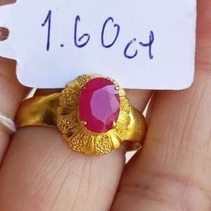 本物の加熱処理済みビルマ産ルビー：1.60カラット、ファセットカットの輝き