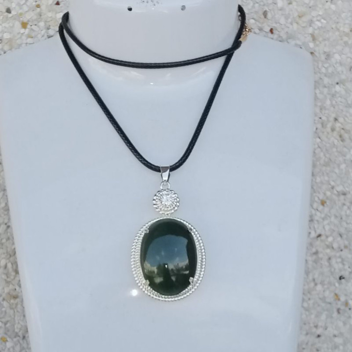 本物のビルマ産翡翠Aペンダント（20.5×27.8mm）