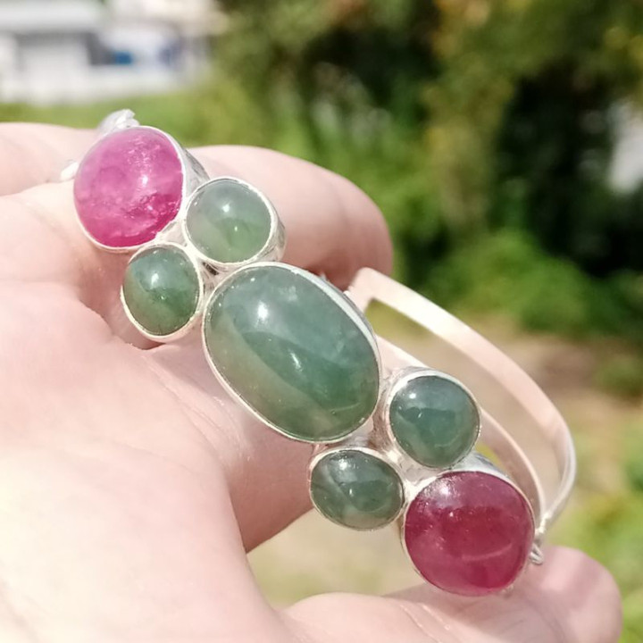 本物の翡翠とルビーを使用したスターリングシルバーブレスレット