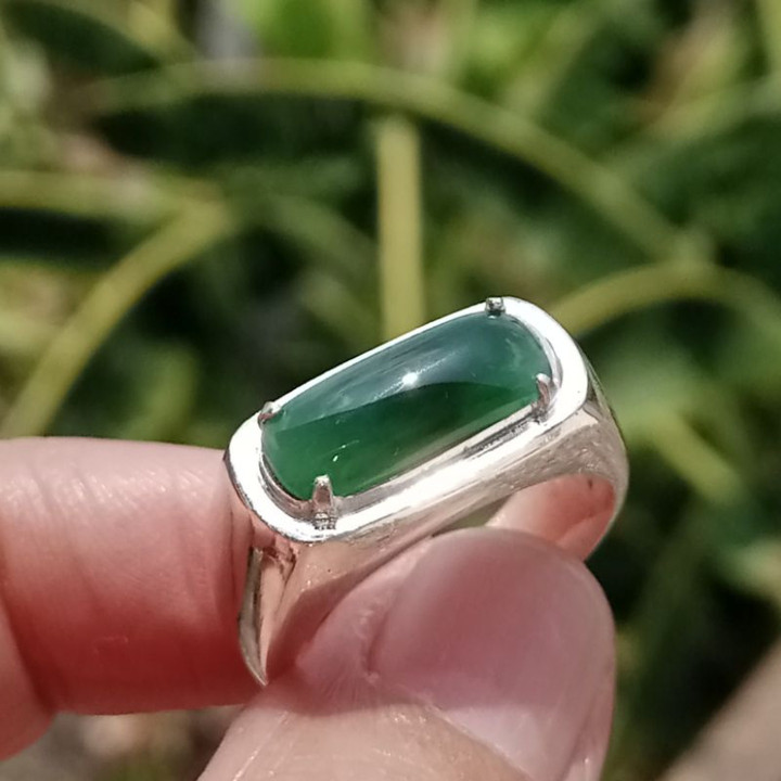 本物のビルマ産翡翠リング | 925スターリングシルバー製サドルシャフト