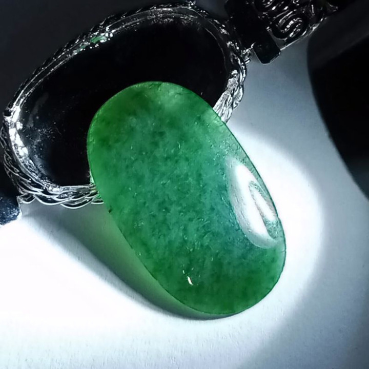 ビルマ産翡翠の宝石ブレスレット（16.5cm）