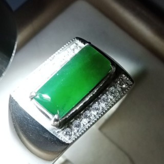 ビルマ産翡翠のサドルリング（スターリングシルバー製） - サイズ60