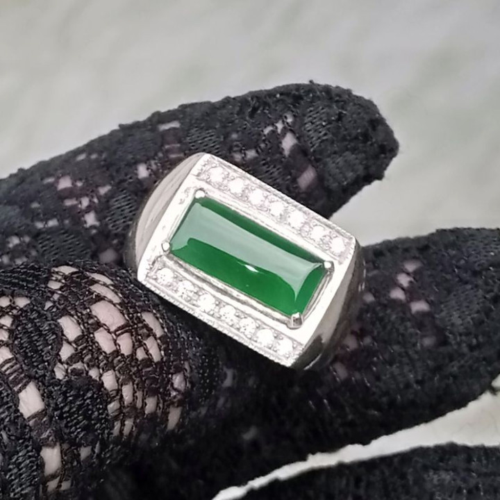 ビルマ産翡翠のサドルリング（スターリングシルバー製） - サイズ60