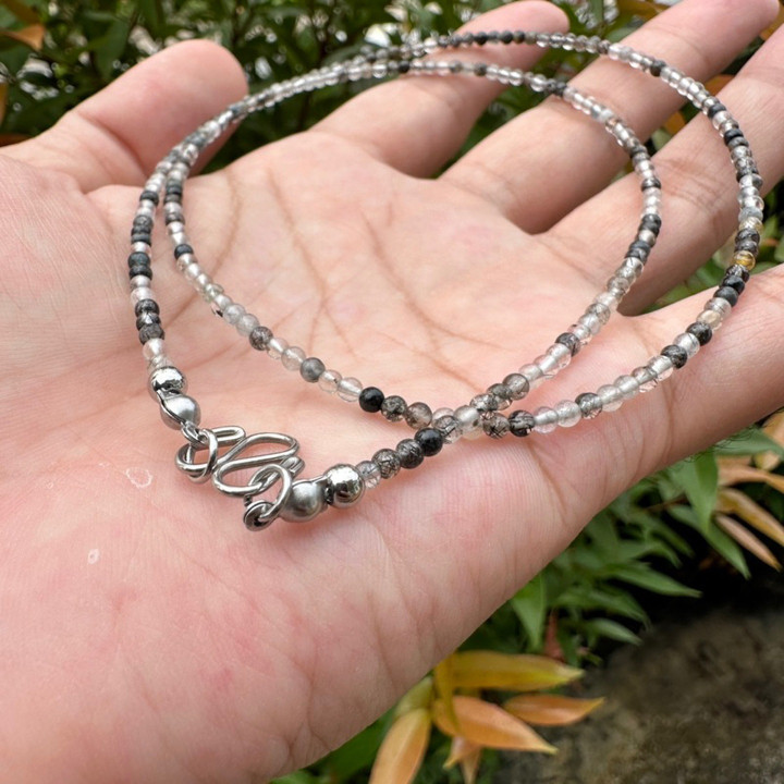 黒シルクのお守りネックレスとブレスレット（クォーツクリスタル付き）