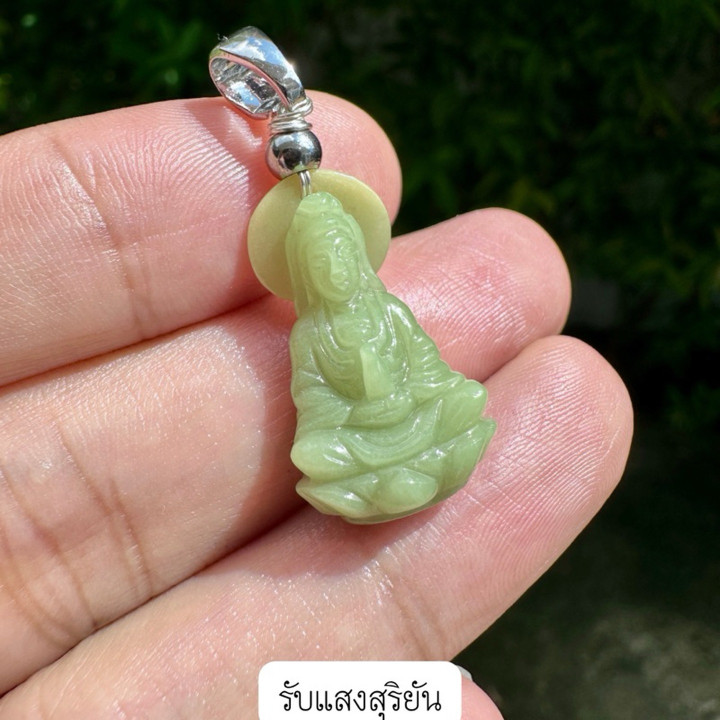 관음보살 펜던트: 해와 달 모양의 원석으로 수작업 조각