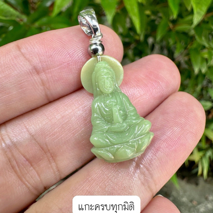 관음보살 펜던트: 해와 달 모양의 원석으로 수작업 조각