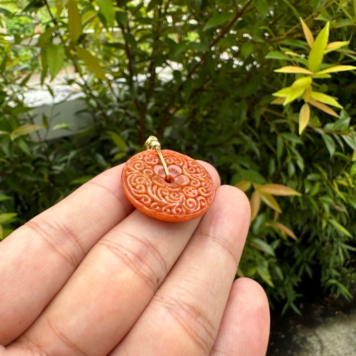 翡翠ペンダント：繁栄を象徴する縁起の良い蔓と花