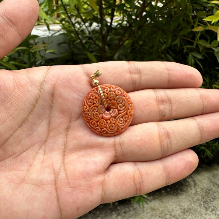 翡翠ペンダント：繁栄を象徴する縁起の良い蔓と花