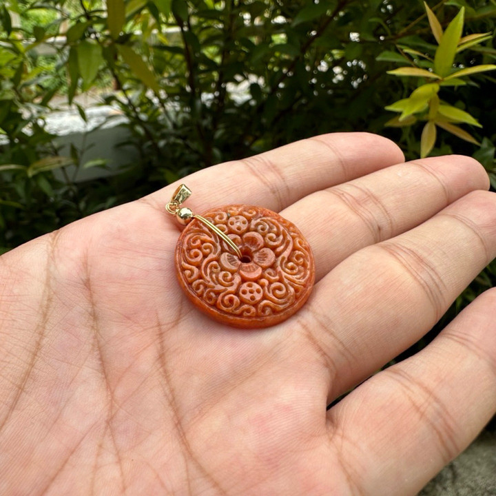 翡翠ペンダント：繁栄を象徴する縁起の良い蔓と花