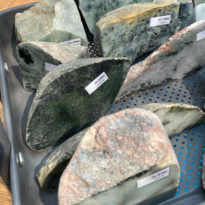 本物の未加工翡翠の塊 - 天然のディスプレイおよび工芸用石