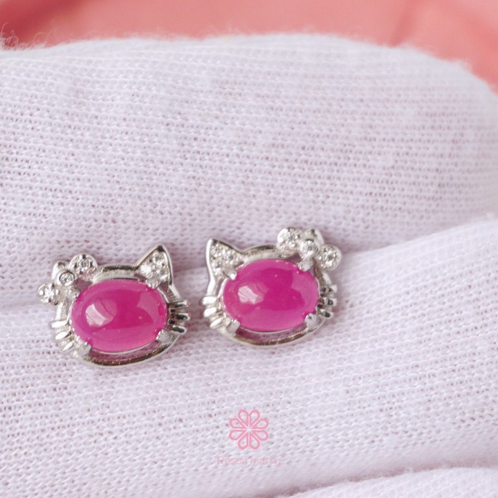 本物のルビーを使用した猫耳スタッドピアス | 925スターリングシルバー