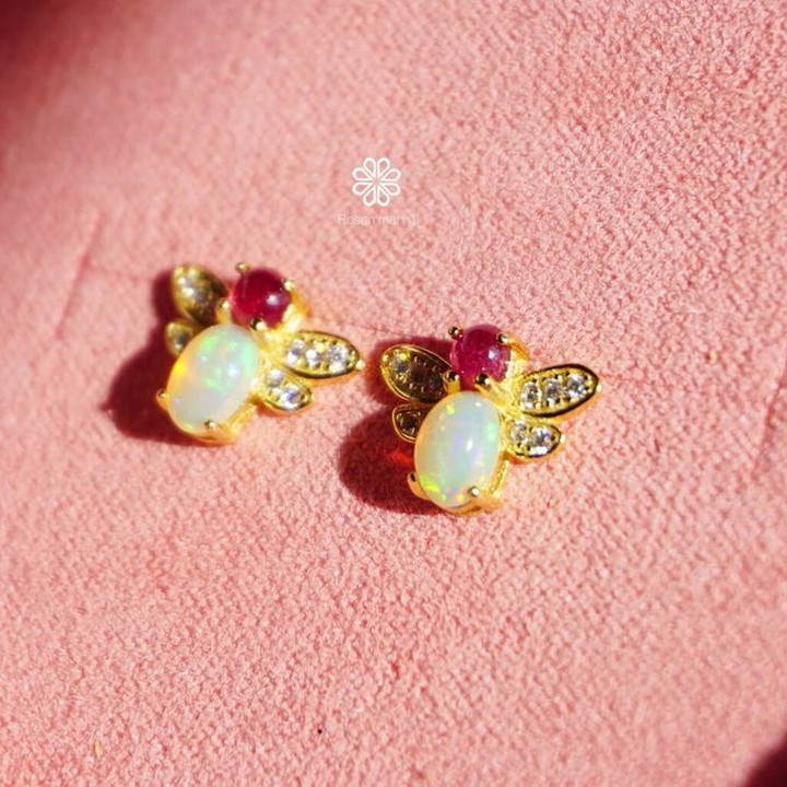 オパールとルビーのスターリングシルバー製スタッドピアス - 幸運をもたらす