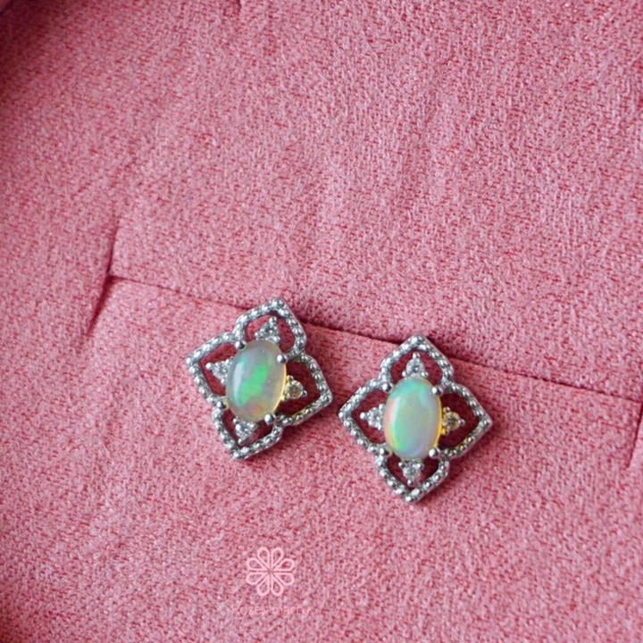 本物のオパールとスターリングシルバーのスタッドピアス - 幸運のお守り