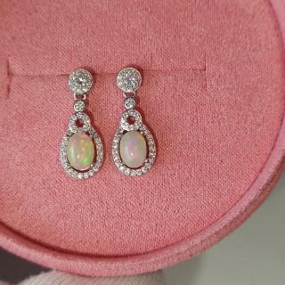 本物のオパールが揺れるピアス｜スターリングシルバーと幸運