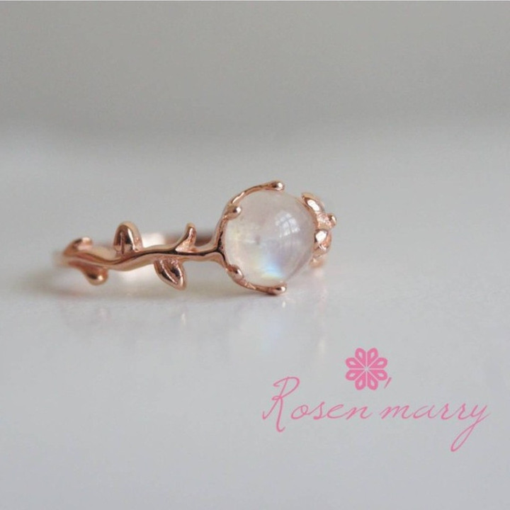 レインボームーンストーンリング | 青みがかった虹色の輝きと木製のシャンク