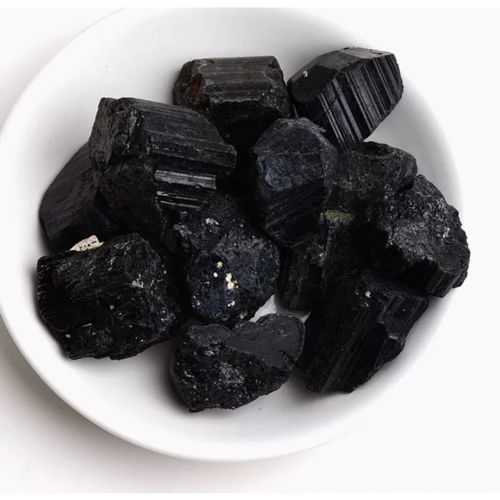 ブラックトルマリン原石：チャクラヒーリングのための本物で高品質な石