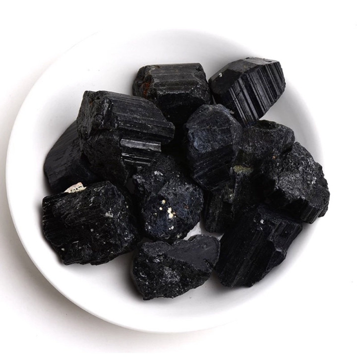 ブラックトルマリン原石：チャクラヒーリングのための本物で高品質な石