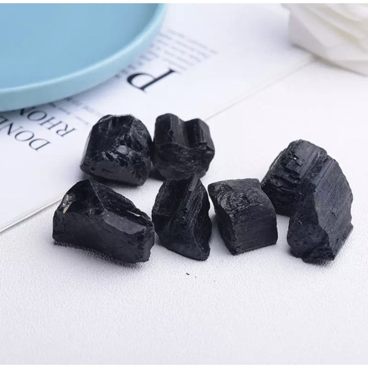ブラックトルマリン原石：チャクラヒーリングのための本物で高品質な石